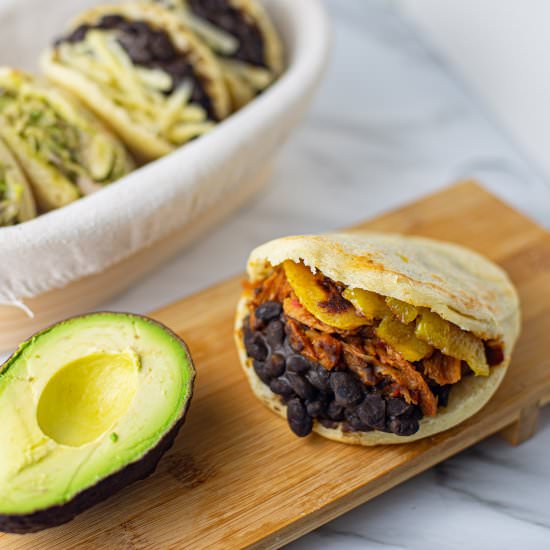Vegan Arepas: 3 fillings - Recipe photo by HazloVegan