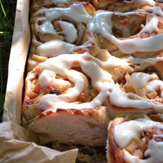 Apple cinnamon rolls with walnuts - Recipe photo by Foodohfood
