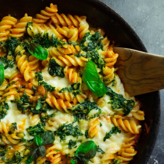 Cheesy Pesto & Tomato Sauce Pasta - Recipe photo by Oh My Veg