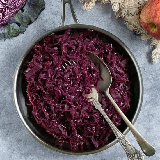 braised red cabbage - Recipe photo by between2kitchens