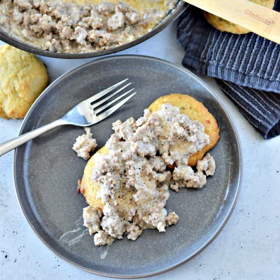 LOW-CARB SAUSAGE GRAVY AND BISCUITS - Recipe photo by Stylish Cravings
