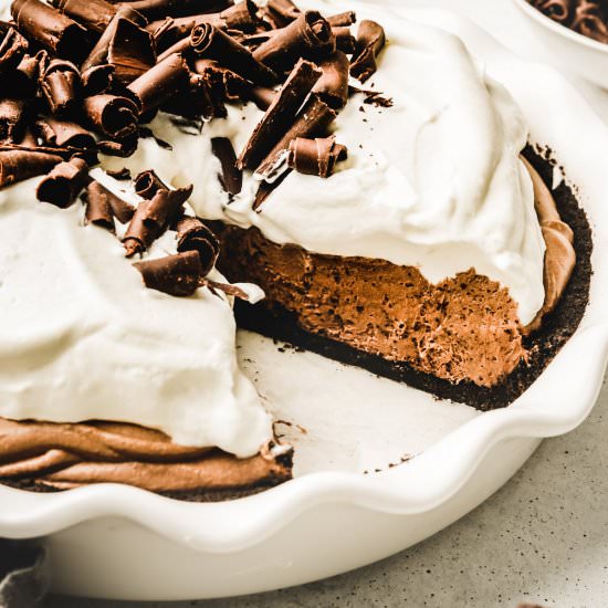 No-bake chocolate mousse pie - Recipe photo by Sweetly Cakes