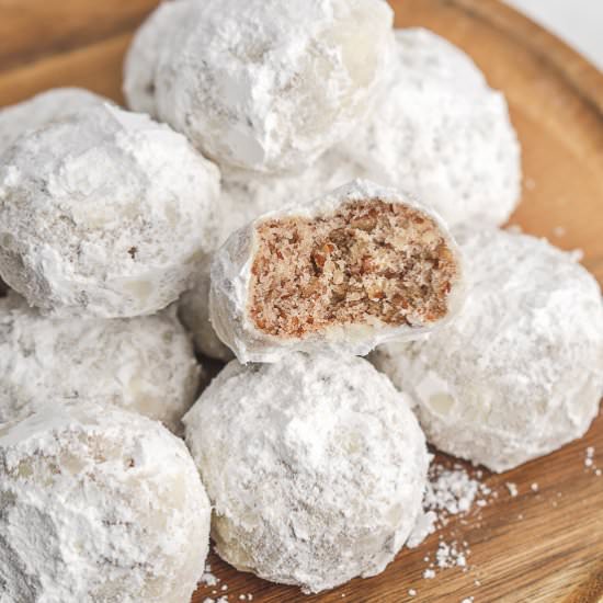 vegan snowball cookies - Recipe photo by howtobakevegan