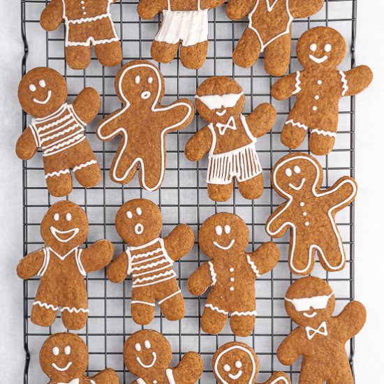 vegan gingerbread cookies - Recipe photo by howtobakevegan