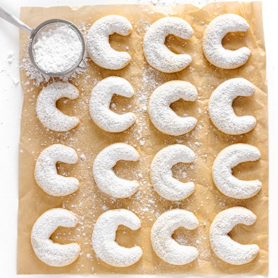 Vanillekipferln (Crescent Cookies) - Recipe photo by mapleandmango