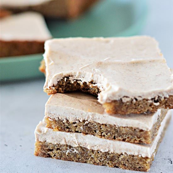 KETO GINGERBREAD COOKIE BARS - Recipe photo by Stylish Cravings