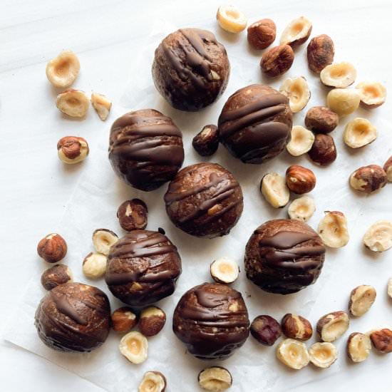 Chocolate Hazelnut Energy Bites - Recipe photo by frozen_bananas_