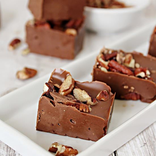 EASY KETO FUDGE - Recipe photo by Stylish Cravings