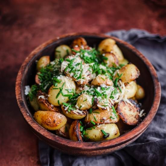 Garlic Parmesan Potatoes - Recipe photo by tiffinandteaofficial