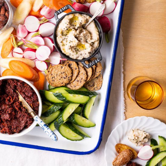 Vegan Snack Board - Recipe photo by thenewbaguette