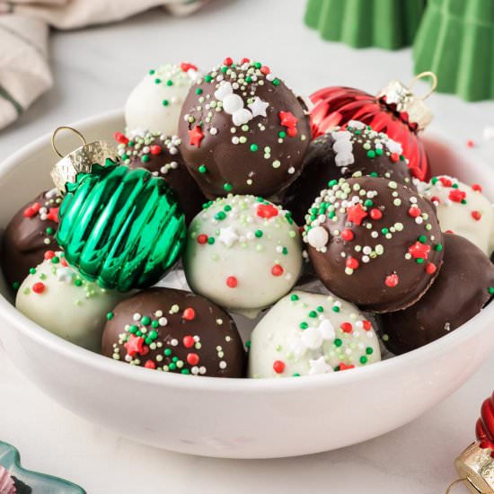 Christmas Oreo balls - Recipe photo by buildyourbite