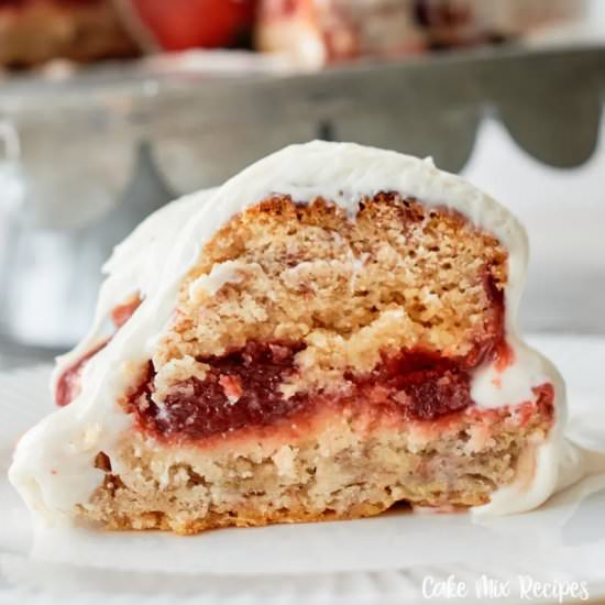 Easy Vanilla Cake with Strawberry - Recipe photo by CakeMixRecipes