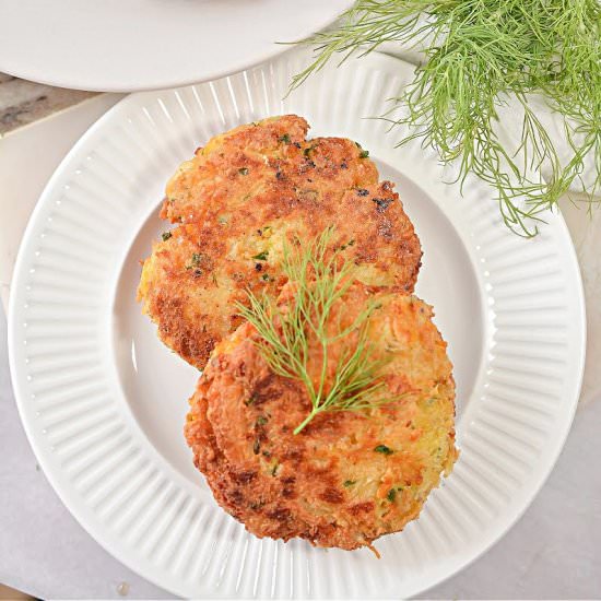 KETO CHEESY CHICKEN FRITTERS - Recipe photo by Stylish Cravings