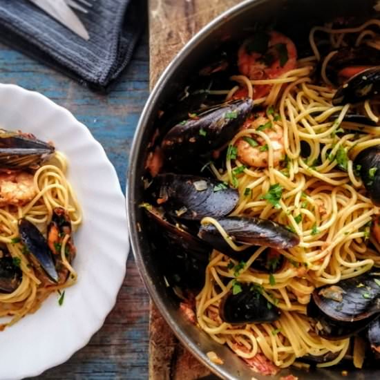 Shrimp and Mussels Pasta - Recipe photo by The Spanish Radish