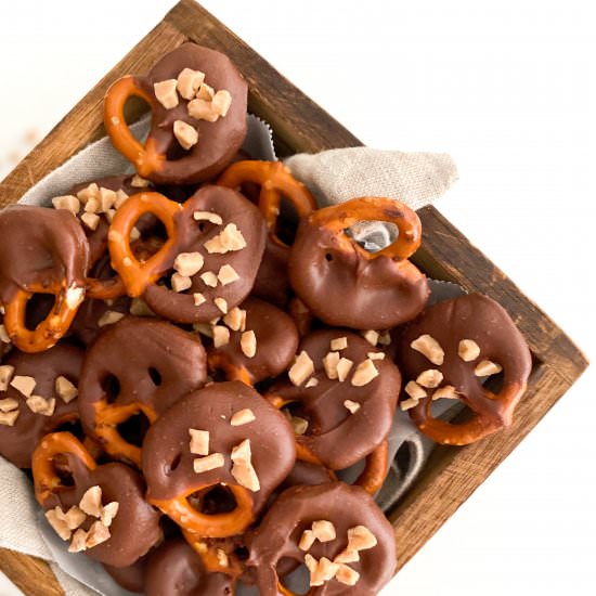 Chocolate Dipped Pretzels - Recipe photo by Nictastingspoon