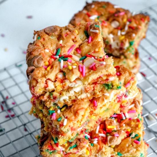 Super Easy Cake Mix Blondies - Recipe photo by CakeMixRecipes