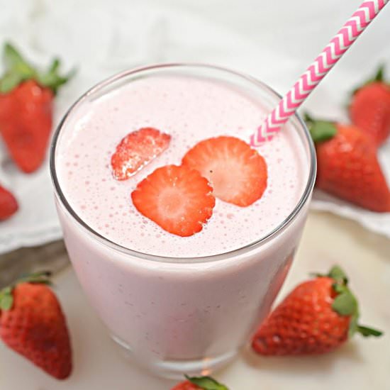 KETO STRAWBERRY CHEESECAKE SMOOTHIE - Recipe photo by Stylish Cravings