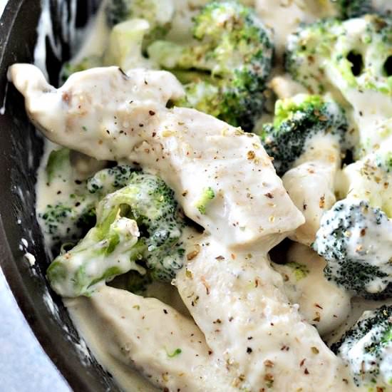 LOW CARB CHICKEN ALFREDO - Recipe photo by Stylish Cravings