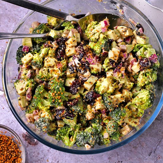 Vegan bacon and broccoli salad - Recipe photo by veganwithgusto