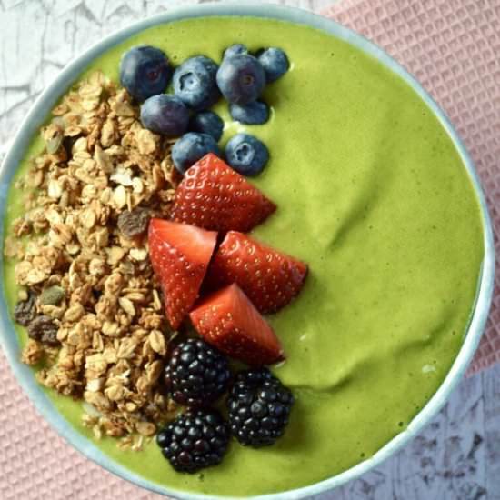 Pineapple & Ginger Smoothie Bowl - Recipe photo by Fiona Kennedy
