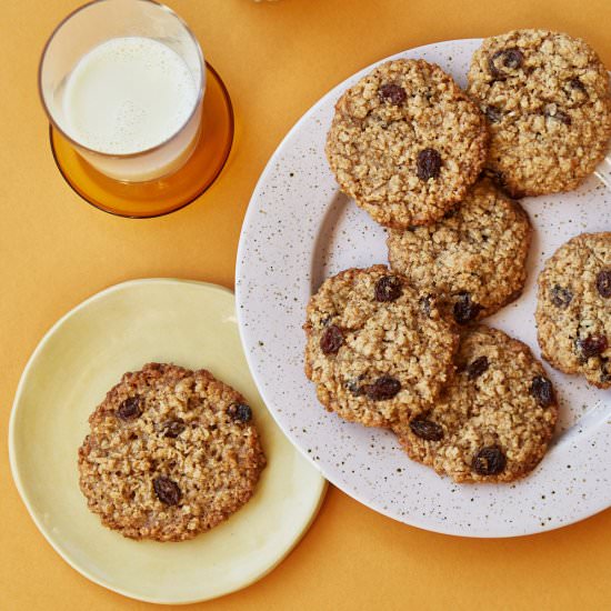 Vegan Oatmeal Raisin Cookies - Recipe photo by budgetfriendlyvegan