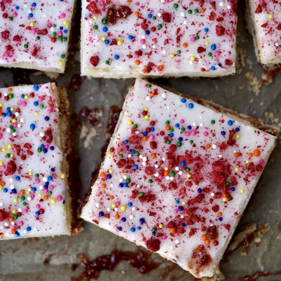 Raspberry Slices "Hindbærsnitter" - Recipe photo by simmerandsauce