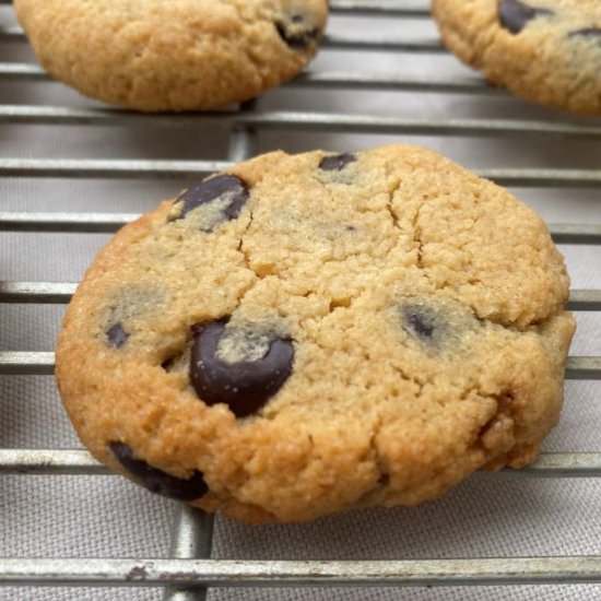 keto chocolate chip cookies - Recipe photo by lowcarbsimplified