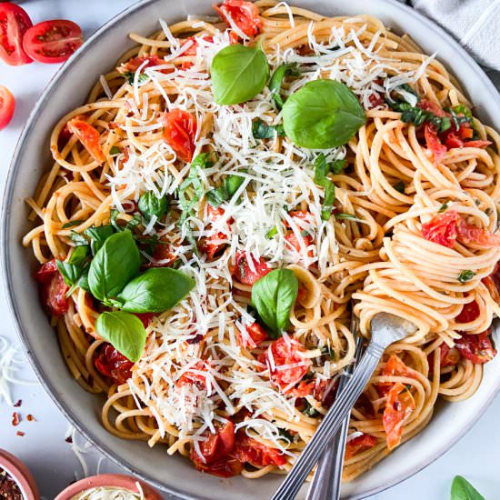 20-Minute Cherry Tomato Basil Pasta - Recipe photo by Sugarylogic