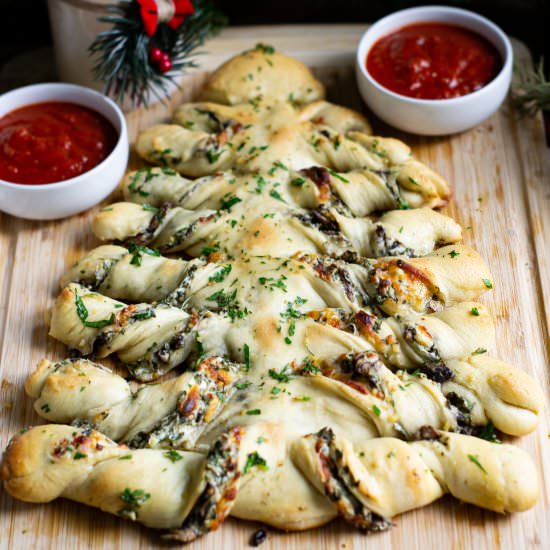 Christmas Tree Cheesy Breadsticks - Recipe photo by GradFood