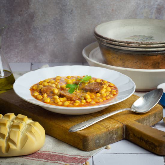 GARBANZOS CON CHORIZO - Recipe photo by JUEGODESABORES