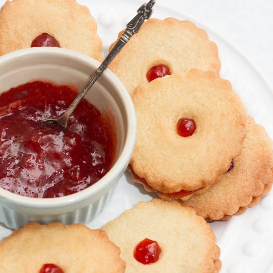 Vegan Jammie Dodgers - Recipe photo by dailydish