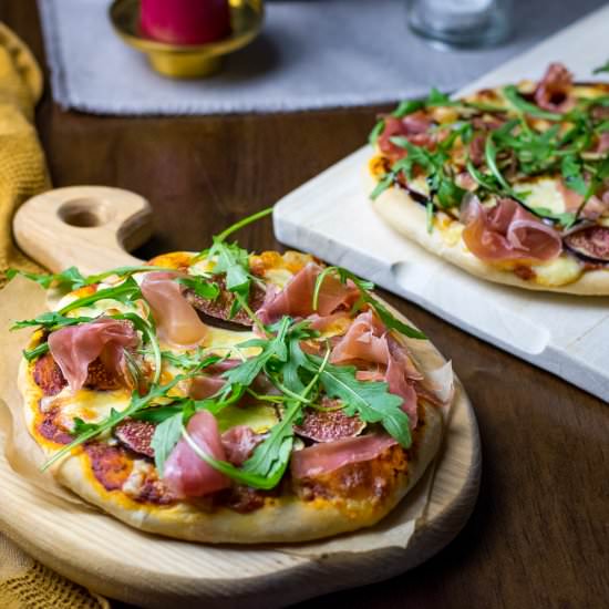 Pizza with Parma Ham & Figs - Recipe photo by somebodyfeedseb