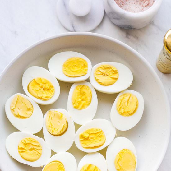 How to Make Hard Boiled Eggs - Recipe photo by PrimaveraKitchen