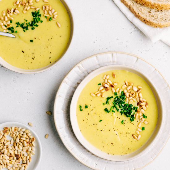 CREAMY VEGAN POTATO LEEK SOUP - Recipe photo by The Green Creator