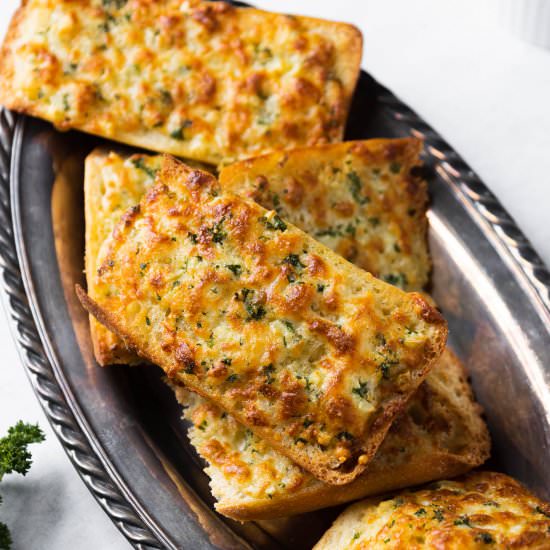 Air Fryer Garlic Bread - Recipe photo by MaesMenu