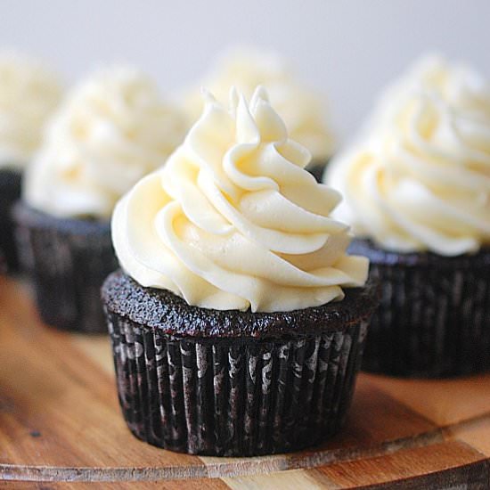 Vegan Swiss meringue buttercream - Recipe photo by evabakes