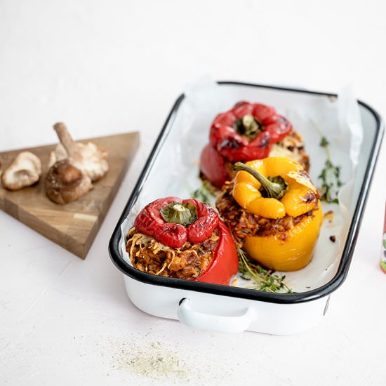 Täytetyt paprikat kasvistäytteellä - Recipe photo by hellapoliisi