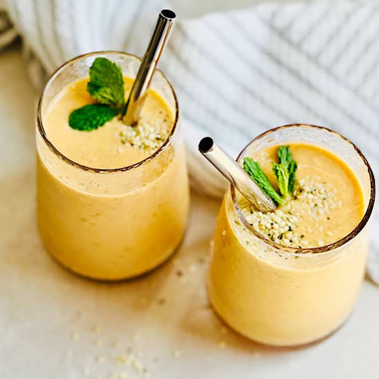 Banana Turmeric Smoothie - Recipe photo by THE VGN WAY