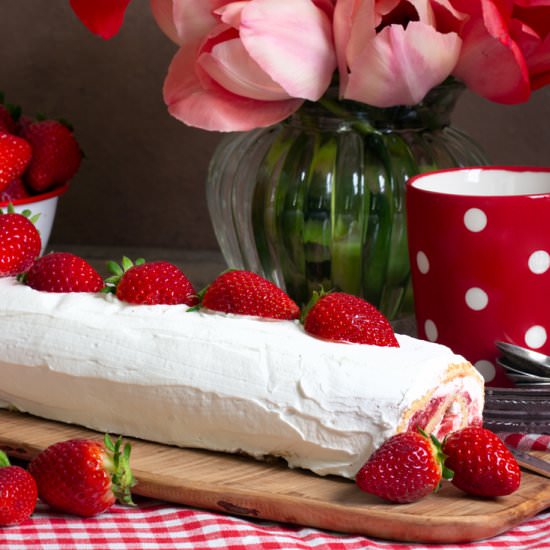 BRAZO DE FRESAS CON NATA - Recipe photo by JUEGODESABORES