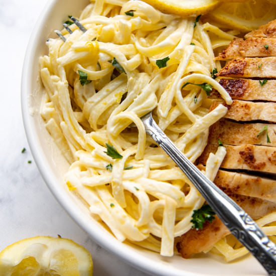 Creamy Lemon Chicken Pasta - Recipe photo by MamaGourmand