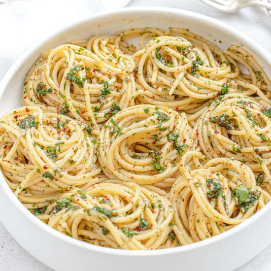 Spaghetti aglio e olio - Recipe photo by theplantbasedschool