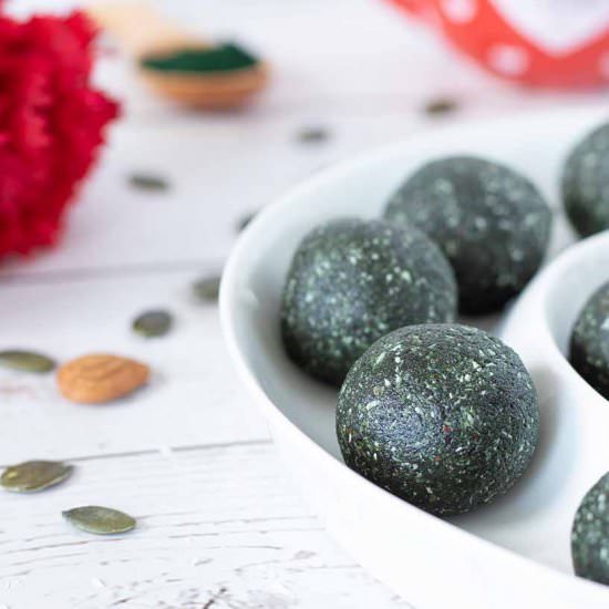 Superfood Spirulina Energy Balls - Recipe photo by Marinela