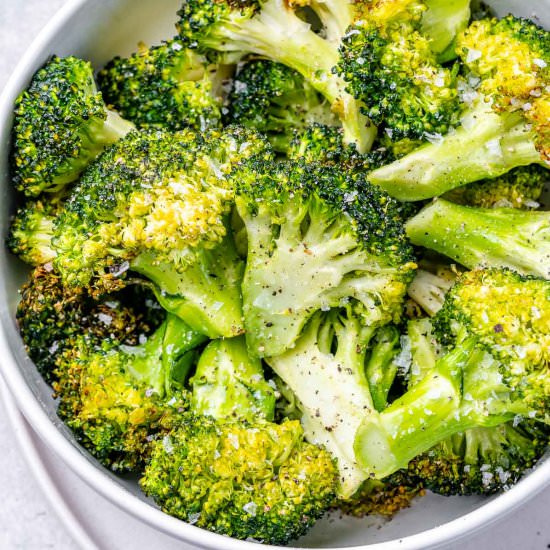 AIR FRYER BROCCOLI - Recipe photo by healthyfitnessmeals