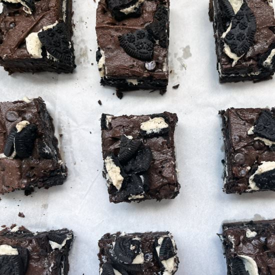Layered Oreo Brownies - Recipe photo by the_wellness_walnut