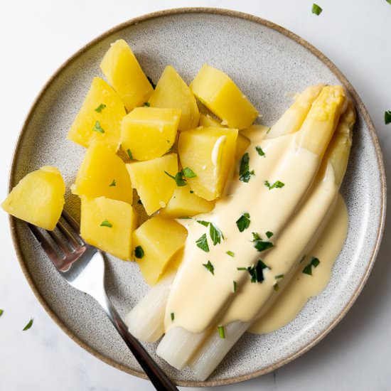 White Asparagus with Hollandaise - Recipe photo by bitesofberi