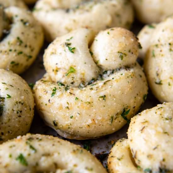 Gluten Free Garlic Knots - Recipe photo by MamaGourmand