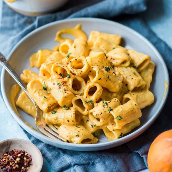 Creamy Vegan Pumpkin Mac and Cheese - Recipe photo by rainbowplantlife