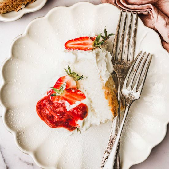 Angel food cake with strawberries - Recipe photo by Sweetly Cakes