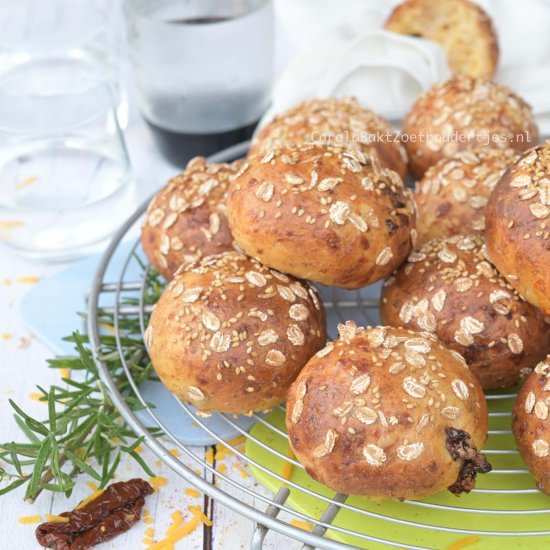 Savory muesli buns - Recipe photo by zoethoudertje