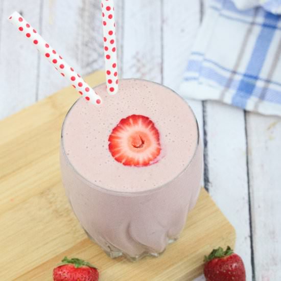 High Protein Strawberry Shake - Recipe photo by Fitasamamabear